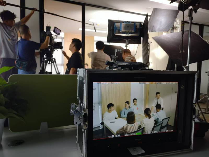 吴川市TVC拍摄公司：科技产品视觉化大师，诠释未来感与功能美学